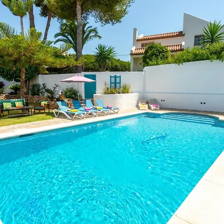 Villa Holivista Elegant 4-bedroom Spanish In Estepona