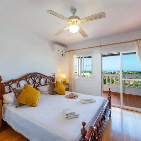 Villa Holivista Elegant 4-bedroom Spanish In