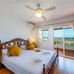 Vila Holivista Elegant 4-bedroom Spanish In