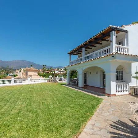 Holivista Elegant 4-bedroom Spanish In エステポナ