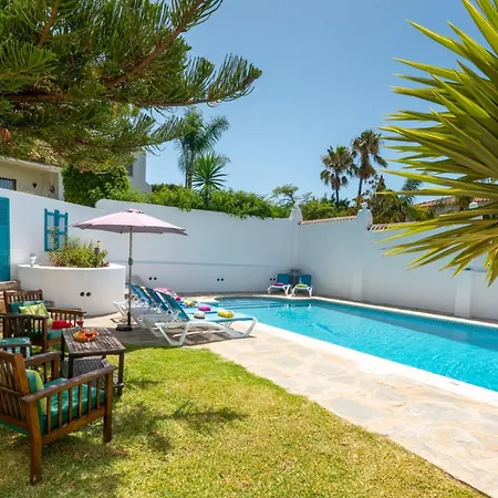 Villa Holivista Elegant 4-bedroom Spanish In Estepona