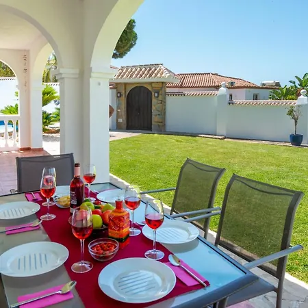 Вилла Holivista Elegant 4-bedroom Spanish In *