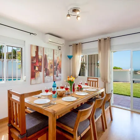 Holivista Elegant 4-bedroom Spanish In Естепона