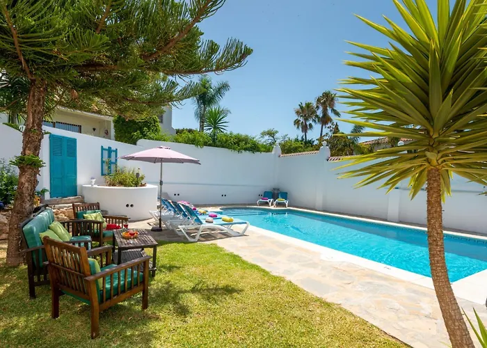Villa Holivista Elegant 4-bedroom Spanish In Estepona