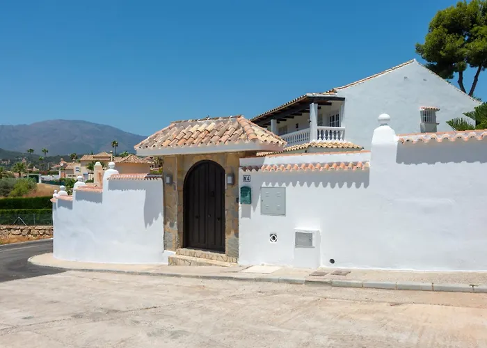 Villa Holivista Elegant 4-bedroom Spanish In