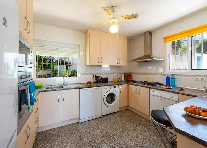 Villa Holivista Elegant 4-bedroom Spanish In Estepona