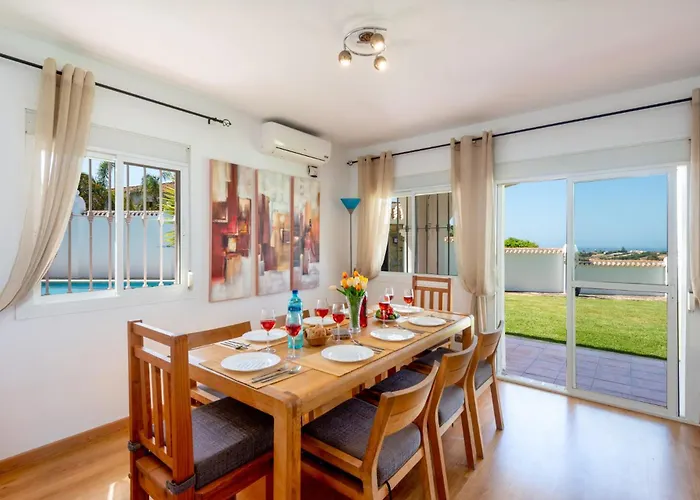 Holivista Elegant 4-bedroom Spanish In Естепона